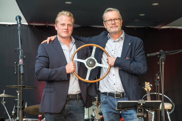 Bild: Vater und Sohn - Reinhard Schmidlin (rechts), Serge Stotzer (links) - personifizieren die Oldtimer Galerie Toffen
