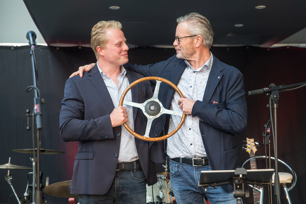 Bild: Vater und Sohn - Reinhard Schmidlin (rechts), Serge Stotzer (links) - personifizieren die Oldtimer Galerie Toffen
