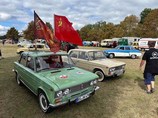 Bild Vaterländisch geschmückter Lada mit BS-Zulassung – OMMMA Festival Magdeburg 2025