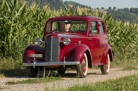 Vauxhall 12-4 (1947) - 105 km/h Spitze nannte das Werk für den Viertürer