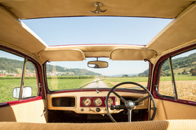 Vauxhall 12-4 (1947) - das Schiebedach macht das Interieur luftig und hell