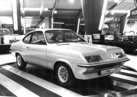 Vauxhall Firenza - von Viva-Coupé abgeleitet und dank 2,3-Liter-Motor mit 132 PS spurtstark - 0-60 MPH in 7,6 Sekunden gemäss Hersteller - am Genfer Automobilsalon 1974