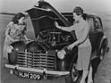 Vauxhall Velox (1948) - die Dame sichert die "Alligator"-Motorhaube