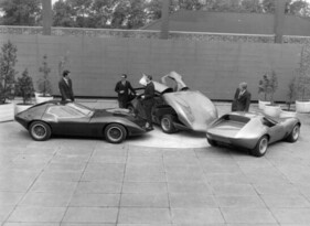 Vauxhall XVR (1966) – Der fahrtaugliche Stahlblech-Wagen (links) und die beiden Präsentationsmodelle aus GFK Vauxhall XVR (1966) – Der fahrtaugliche Stahlblech-Wagen (links) und die beiden Präsentationsmodelle aus GFK
