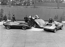 Der fahrtaugliche Stahlblech-Wagen (links) und die beiden Präsentationsmodelle aus GFK auf der Terrasse des "Griffin House" in Luton