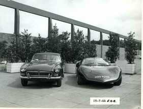 Vauxhall XVR (1966) – Neben einem MGB wird deutlich, wie klein der Prototyp tatsächlich war Vauxhall XVR (1966) – Neben einem MGB wird deutlich, wie klein der Prototyp tatsächlich war