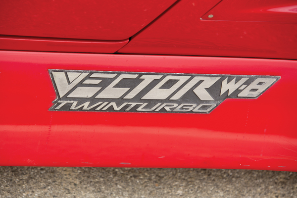Vector W8 (1992) - alles sauber beschriftet (angeboten an der RM Auction Monterey 2014)
