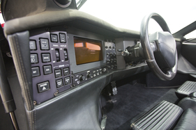 Vector W8 (1992) - die Bedienungselemente sollen tatsächlich aus Flugzeugersatzteillagern stammen (angeboten an der RM Auction Monterey 2014)