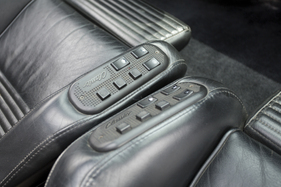 Vector W8 (1992) - elektrisch verstellbare Sitze (angeboten an der RM Auction Monterey 2014)