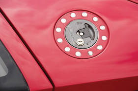 Vector W8 (1992) - verschliessbarer Tankverschluss (angeboten an der RM Auction Monterey 2014)