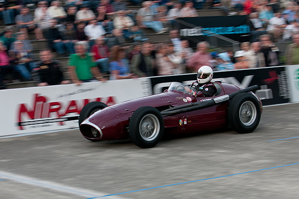 Bild: Veranstalter Georg Kaufmann im Maserati 250 F (1956) - Indianapolis in Oerlikon 2011