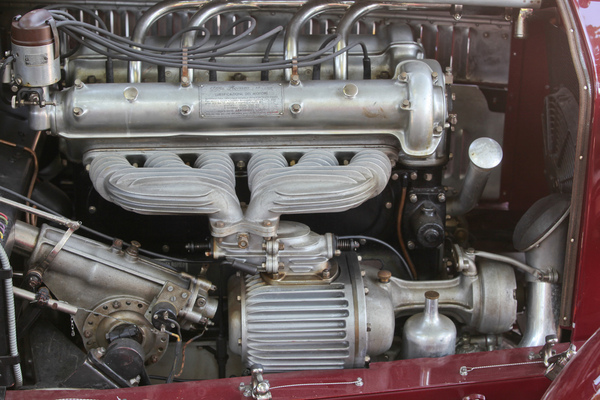 Verbrennt wird es durch einen Motor, der auch dem Auge einiges bietet, …