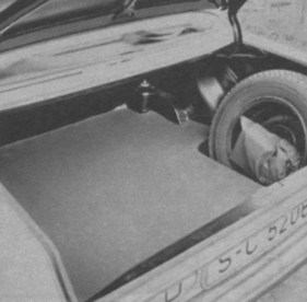 Vergleich Audi 100 : Mercedes 200 - Blick in den Kofferraum eines Mercedes 200 (1969).