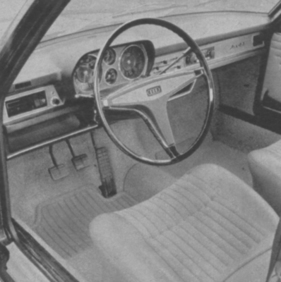 Vergleich Audi 100 : Mercedes 200 - Das Interieur des Audi 100 (1969) sieht aufgeräumt aus und wirkt auf den Fahrer nicht störend.