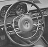 Bild: Vergleich Audi 100 : Mercedes 200 - Das Lenkrad eines Mercedes 200 (1969).