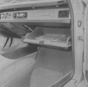 Vergleich Audi 100 : Mercedes 200 - Der Audi 100 (1969) bietet die in der gehobenen Mittelklasse übliche Grundausstattung im Innenraum.