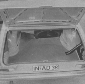 Vergleich Audi 100 : Mercedes 200 - Der Kofferraum des Audi 100 (1969) bietet zwar Stauraum, jedoch ist dieser nicht besonders grosszügig bemessen.