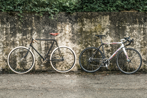 Vergleich - links Slavia von 1896, rechts ein modernes Rennrad