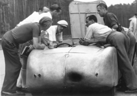 Veritas BMW (1947) - Kriegsrat anlässlich von Testfahrten auf dem Hockenheimring 1947 - Ralph Roese, Ing. Meier, Huschke v. Hanstein (weisse Mütze), Ing. Ernst Loof (über den Wagen gebeugt), Karl Kling