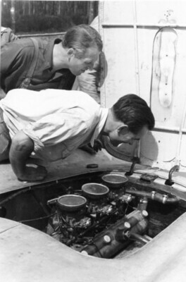 Veritas BMW (1947) - Versuchsfahrten 1947 auf dem Hockenheimring - Ing. Ernst Loof und Fahrer Kling überprüfen die Technik Veritas BMW (1947) - Versuchsfahrten 1947 auf dem Hockenheimring - Ing. Ernst Loof und Fahrer Kling überprüfen die Technik