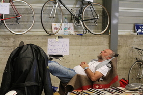 Verkaufen kann ermüdend sein - Oldtimer- und Teilemarkt Fribourg 2019