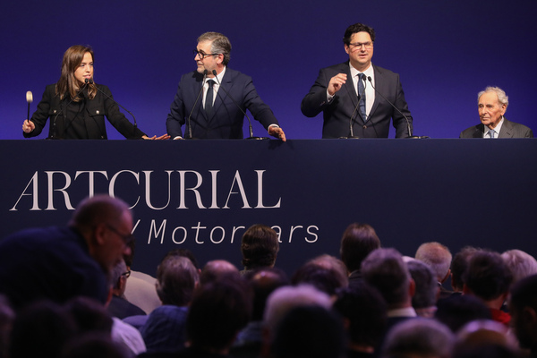 Verkauft! Der Hammer fällt – Artcurial-Versteigerung – Rétromobile Paris 2025