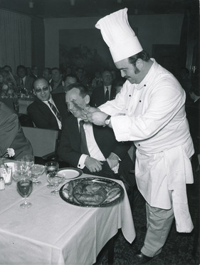 Verlorene Wette - Nach grossen Siegen musste sich Bergmann schon mal seinen gebratenen Filzhut garantiert mit Wurst und Kraut zum Abendessen vorsetzen lassen Verlorene Wette - Nach grossen Siegen musste sich Bergmann schon mal seinen gebratenen Filzhut garantiert mit Wurst und Kraut zum Abendessen vorsetzen lassen