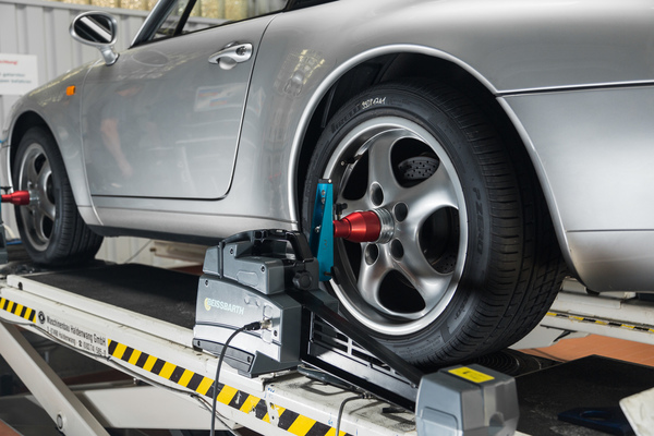 Vermessung des Porsche 993 für die Anpassung der neuen Bilstein-Stossdämpfer