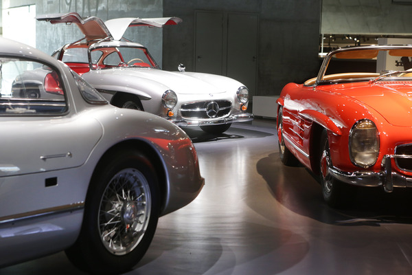 Vermutlich die legendärsten Strassensportwagen von Mercedes Benz - 300 SLR Uhlenhaut-Coupé, 300 SL Flügeltürer und 300 SL Roadster - vereinigt im Mercedes-Museum Stuttgart