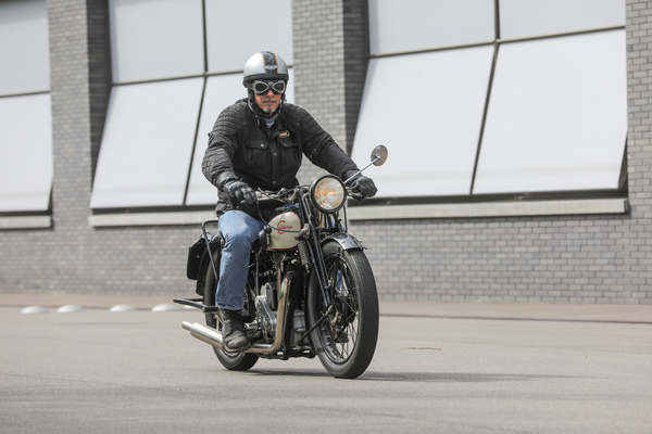 Vermutlich eines der ältersten Fahrzeuge auf dem Platz - Motorrad Calthorpe aus dem Jahr 1929 – Older Classics Mai 2024