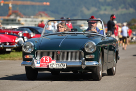 Vermutlich schon länger nicht mehr benutzt worden ist dieser MG Midget, denn das Jungfrau-Rallye-Schild stammt aus einem vergangenen Jahr - British Car Meeting 2015 in Mollis