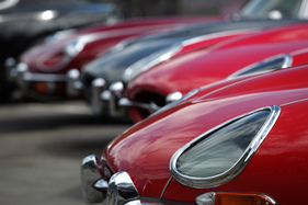 Verschiedene Generationen Jaguar E-Type - 35. British Car Meeting auf dem Flugplatz Mollis