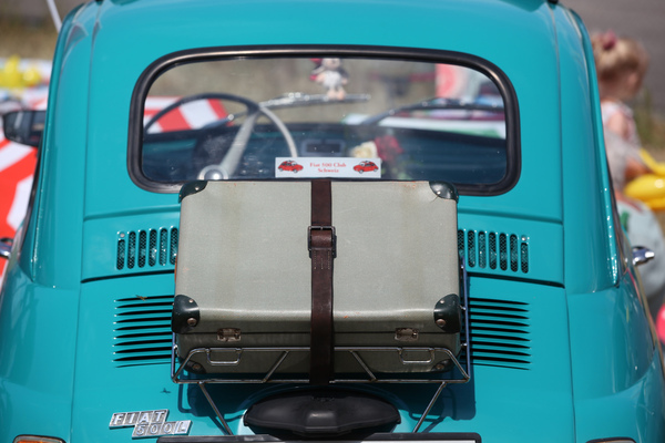 Verschiedene Koffermodelle, auch aus Kunsstoff - 3. Youngtimer- und Classictreffen Pratteln am 15. Juli 2018