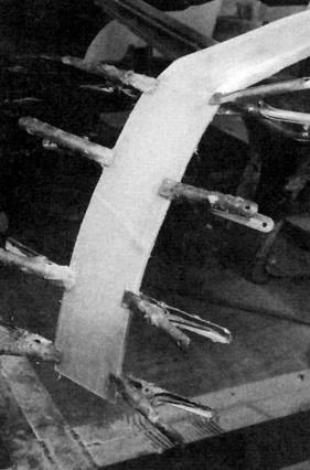 Verschiedene Kunststoßteile werden einfach zusammengeklebt und während des Aushärtens mit Klammern fixiert - Porsche 904 Carrera GTS (1964)