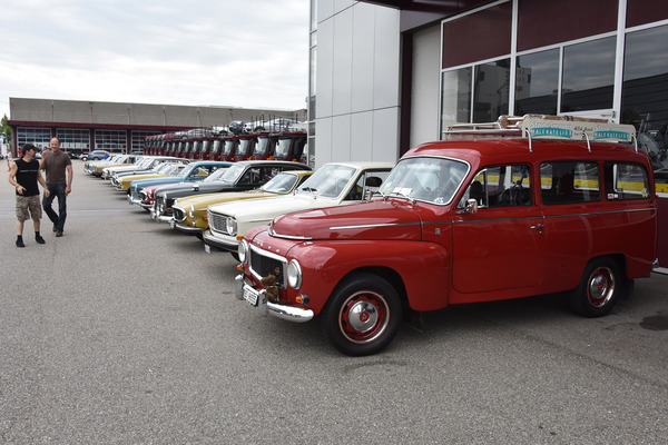 Bild: Verschiedene Volvo-Generationen beieinander - Impressionen Internationales Swiss Volvo Meeting
