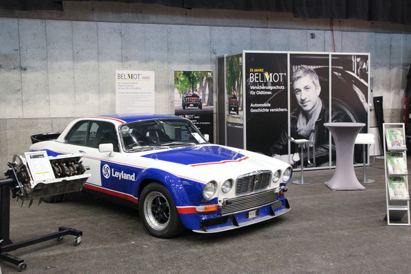 Bild Versicherer Belmot zeigte einen rassigen Jaguar-Tourenwagen - Oldtimer- und Teilemarkt Fribourg 2019
