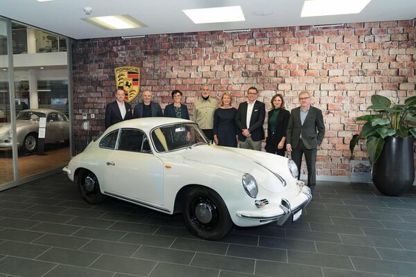 Bild Versteigerung Art-Car Porsche 356 SC von 1964 - René Reymond, Managing Director AMAG First AG, Stefano Ginesi, Leiter Porsche Classic Zürich, Lilian Baumann, Präsidentin Kinderkrebshilfe Schweiz, Alfredo Häberli, Designer, Christine Jean Geschäftsführerin Kinderkrebshilfe Schweiz, Sascha Leardi, Geschäftsführer des Porsche Zentrums Zürich, Junia Koller, Abteilungsleiterin Koller Auktionen, Helmut Ruhl, CEO AMAG Gruppe