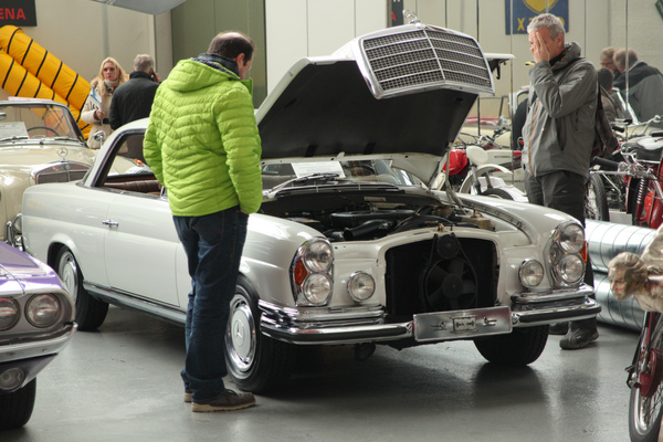 Versteigerung Oldtimer Galerie Toffen am 28. November 2015 - Blick in den Motorraum des Mercedes-Benz 280 SE 3.5