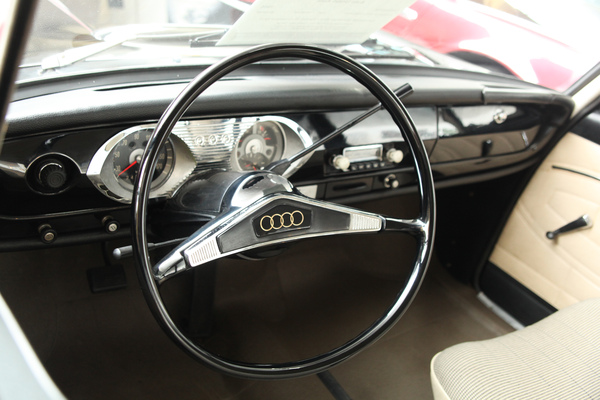 Versteigerung Oldtimer Galerie Toffen am 28. November 2015 - Blick ins Cockpit des bei MErcedes-Benz gebauten Audi