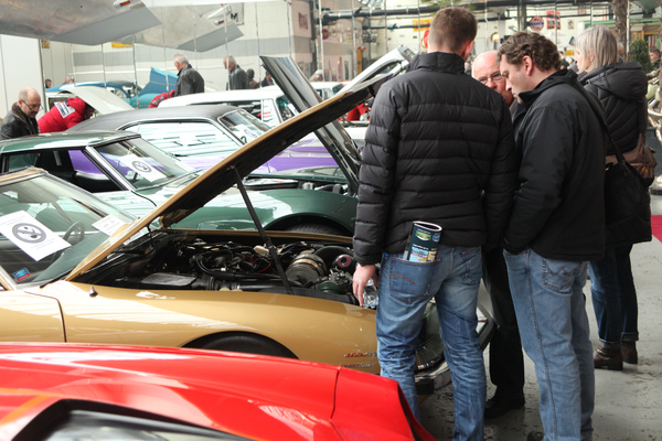 Versteigerung Oldtimer Galerie Toffen am 28. November 2015 - Fachsimpeln vor der offenen Motorhaube