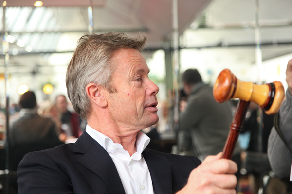 Versteigerung Oldtimer Galerie Toffen am 28. November 2015 - Reinhard Schmidlin erklärt die Bauweise des Auktionshammers