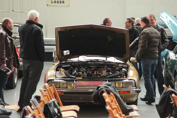 Versteigerung Oldtimer Galerie Toffen am 28. November 2015 - der Citroën SM Mylord wird inspiziert