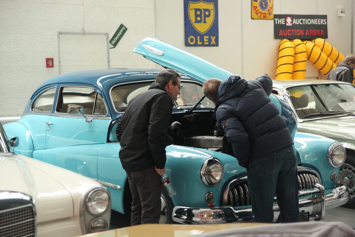 Versteigerung Oldtimer Galerie Toffen am 28. November 2015 - der Zustand des Buick wird untersucht