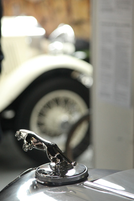 Versteigerung Oldtimer Galerie Toffen am 28. November 2015 - sprungbereiter Jaguar