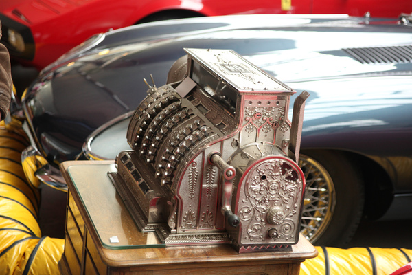 Versteigerung Oldtimer Galerie Toffen am 28. November 2015 - wunderschöne Registerkasse