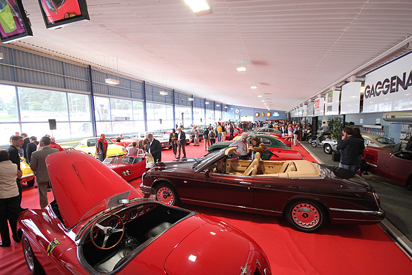 Versteigerung Oldtimer Galerie Toffen anlässlich der DolderClassics - angebotene Fahrzeuge in der trockenen Halle