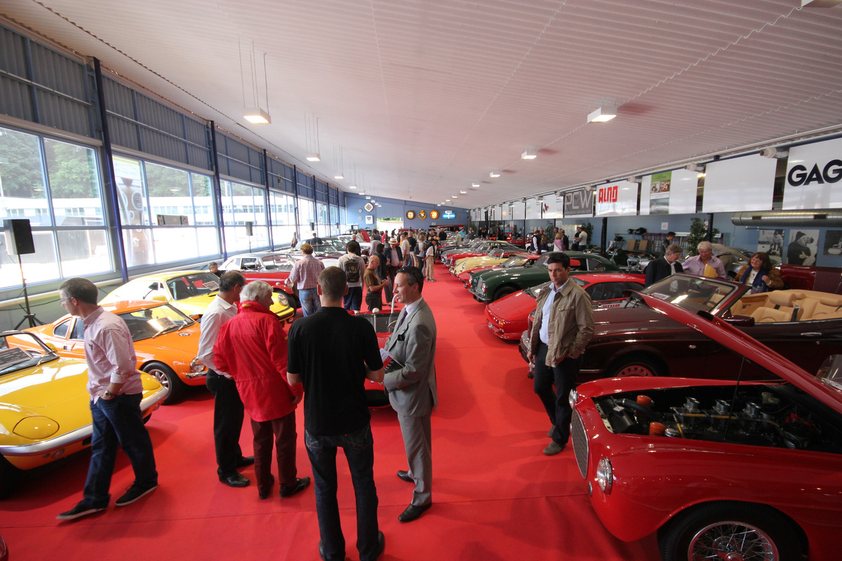 Versteigerung Oldtimer Galerie Toffen anlässlich der DolderClassics - angebotene Fahrzeuge werden durch potentielle Bieter betrachtet