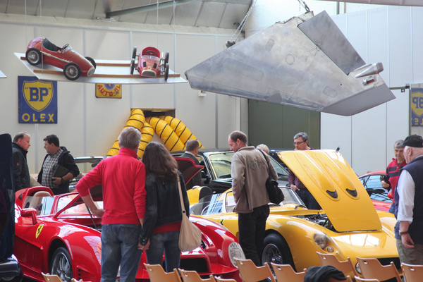 Versteigerung Oldtimer Galerie in Toffen am 29. April 2017 - 2005 standen sie am Genfer Autosalon, jetzt parkten die beiden Sbarro kurz in Toffen