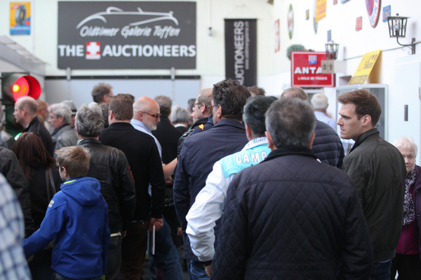 Versteigerung Oldtimer Galerie in Toffen am 29. April 2017 - Anstehen für Katalog/Eintrittsstempel