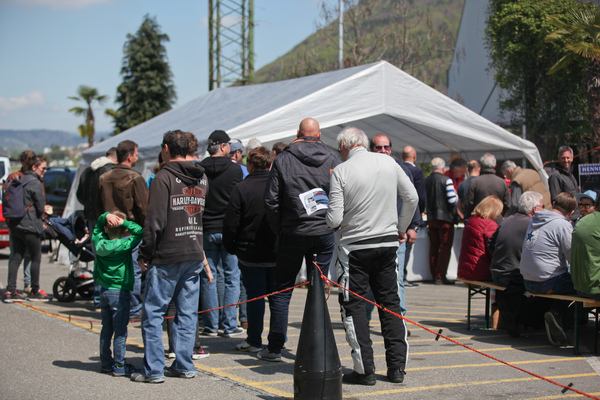 Versteigerung Oldtimer Galerie in Toffen am 29. April 2017 - Anstehen für die Bratwurst